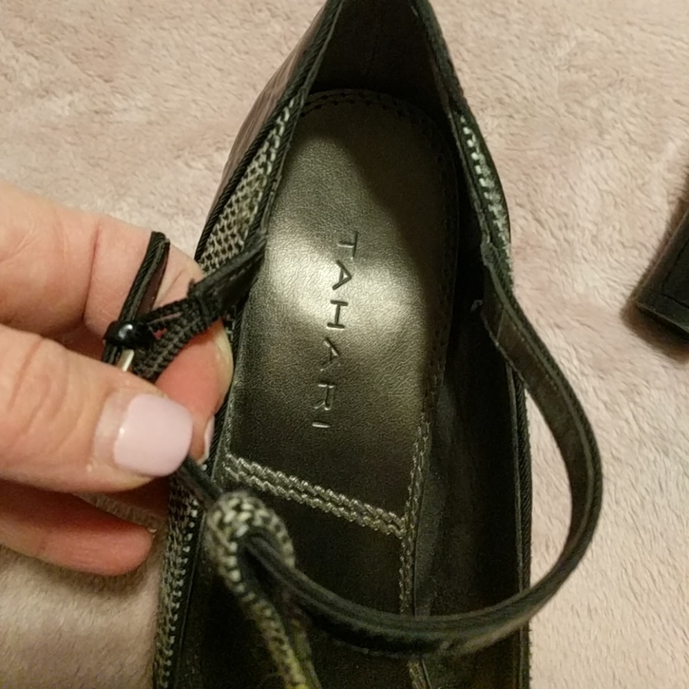 ๐ Tahari Katrina T-Strap Fabric Heel - Picture 6 of 8